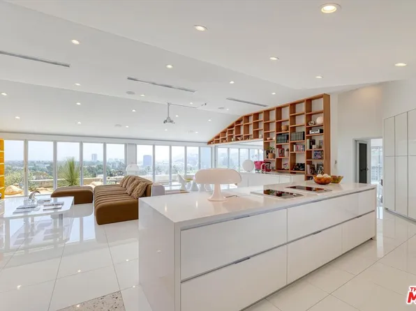 11001 Wrightwood Pl, Studio City, CA 91604