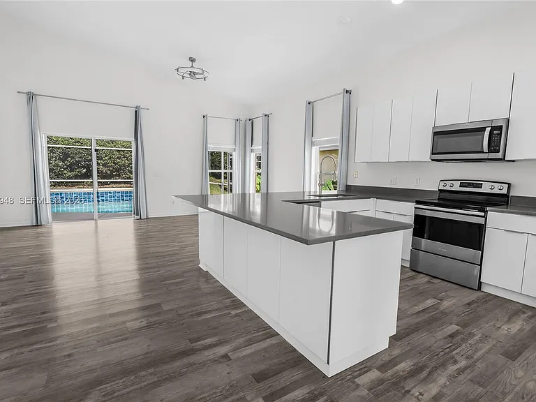 434 Castlemain Cir — Photo 14