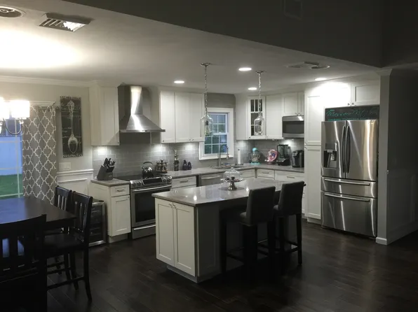 205 Helen St, Holbrook, NY 11741