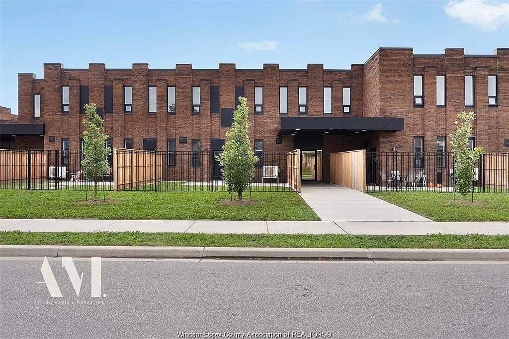 3 bed, $2,100 — Photo 1