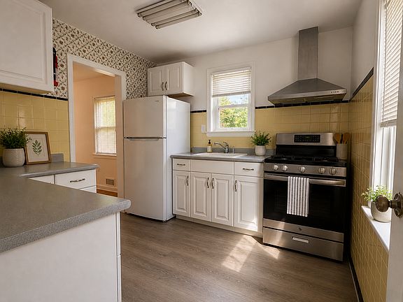4th image of 390 Chestnut St