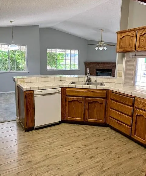 6078 N Hazel Ave — Photo 17
