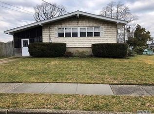 6 Hampden Rd, Copiague, NY 11726