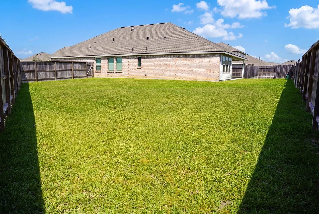 4 bed, 3.0 bath, 2343 sqft, $2,600 — Photo 3