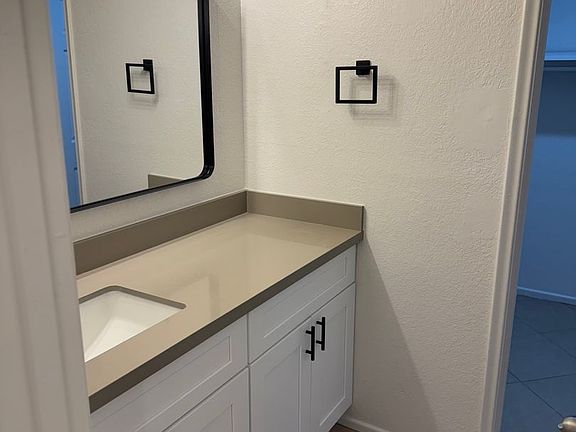5th image of 615 N Arrowhead Dr APT 1