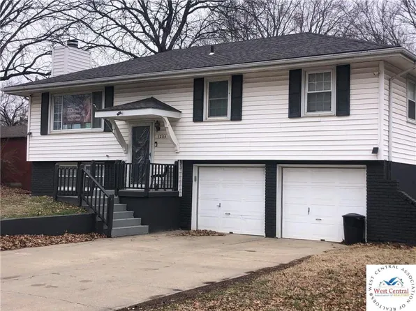 1204 Blueberry Dr, Harrisonville, MO 64701