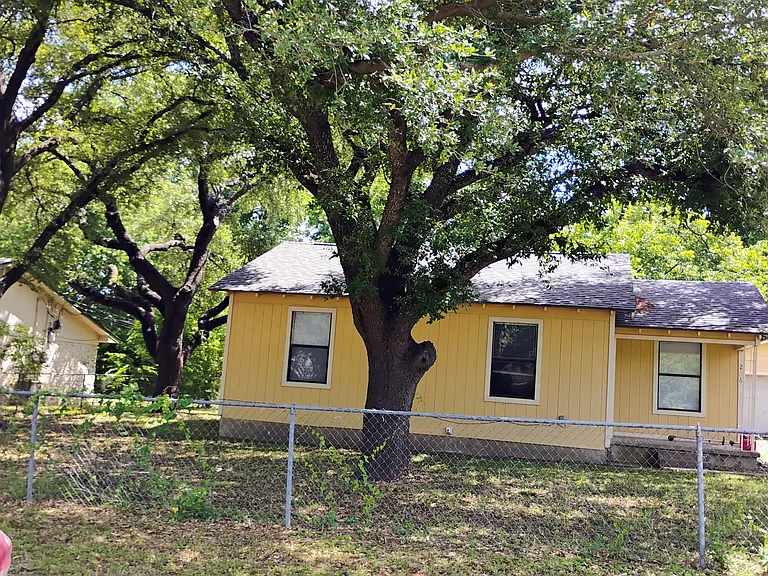 206 W Robin Ln — Photo 2