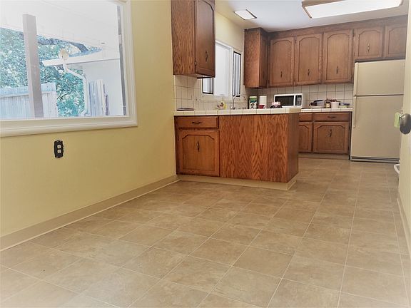 3rd image of 590 Deodara Dr