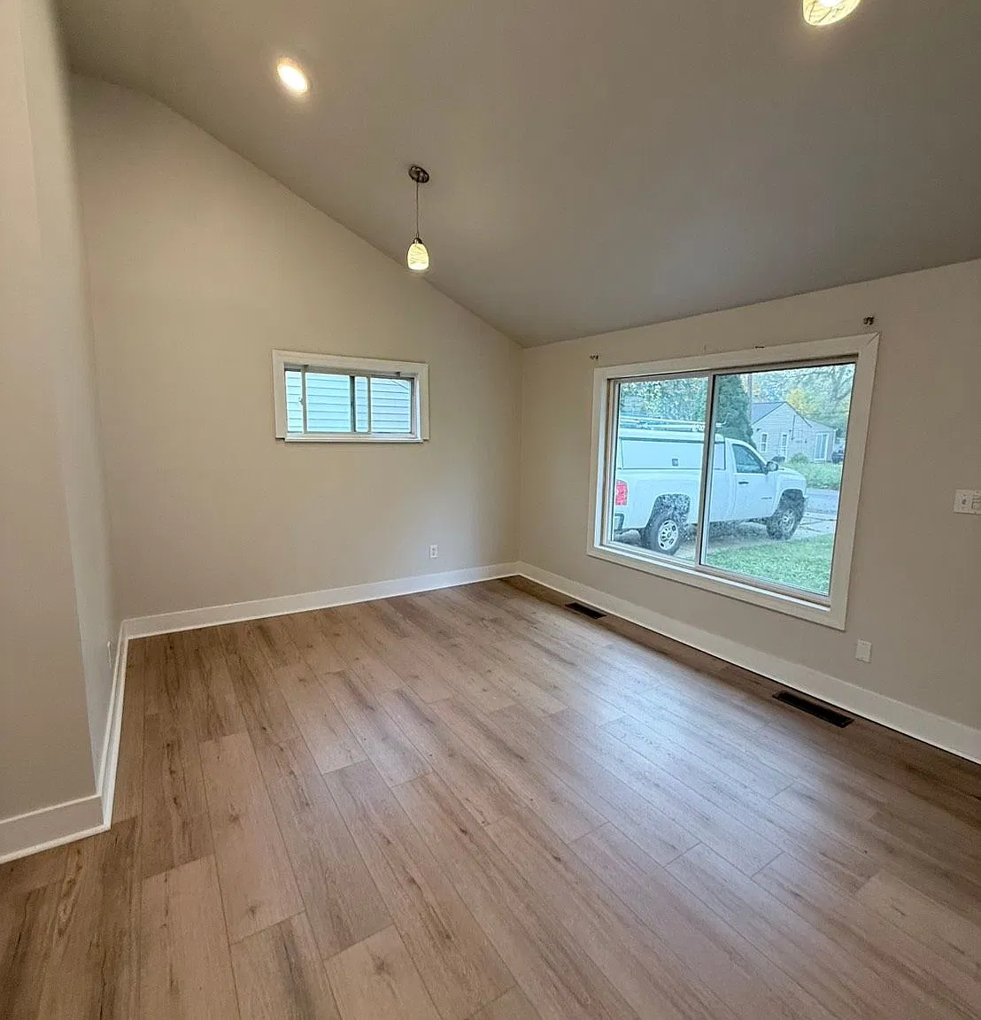 Updated 3 Bed / 1 Bath Ranch - Cleveland 44111 — Photo 4