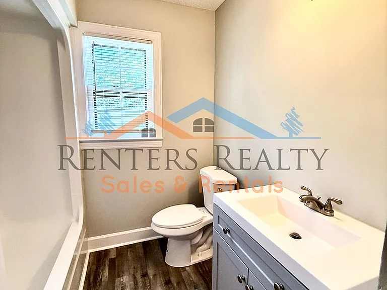 2109 Epworth Dr NE #E — Photo 8