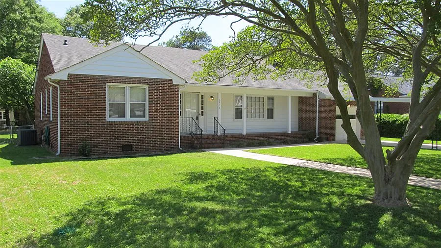 3 bed, 1.0 bath, 1720 sqft, $1,895 — Photo 3
