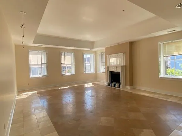 3077 M St NW, Washington, DC 20007