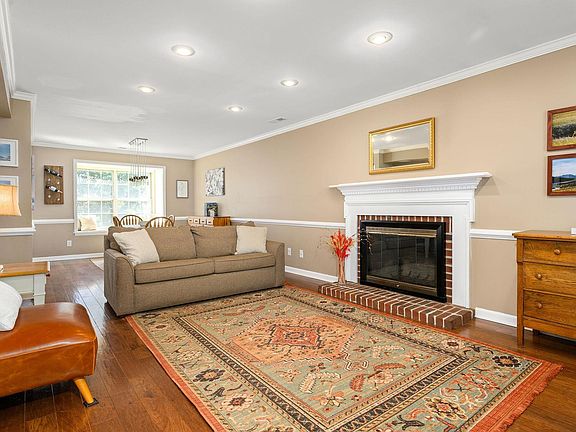 5th image of 334 N Bennington Rd