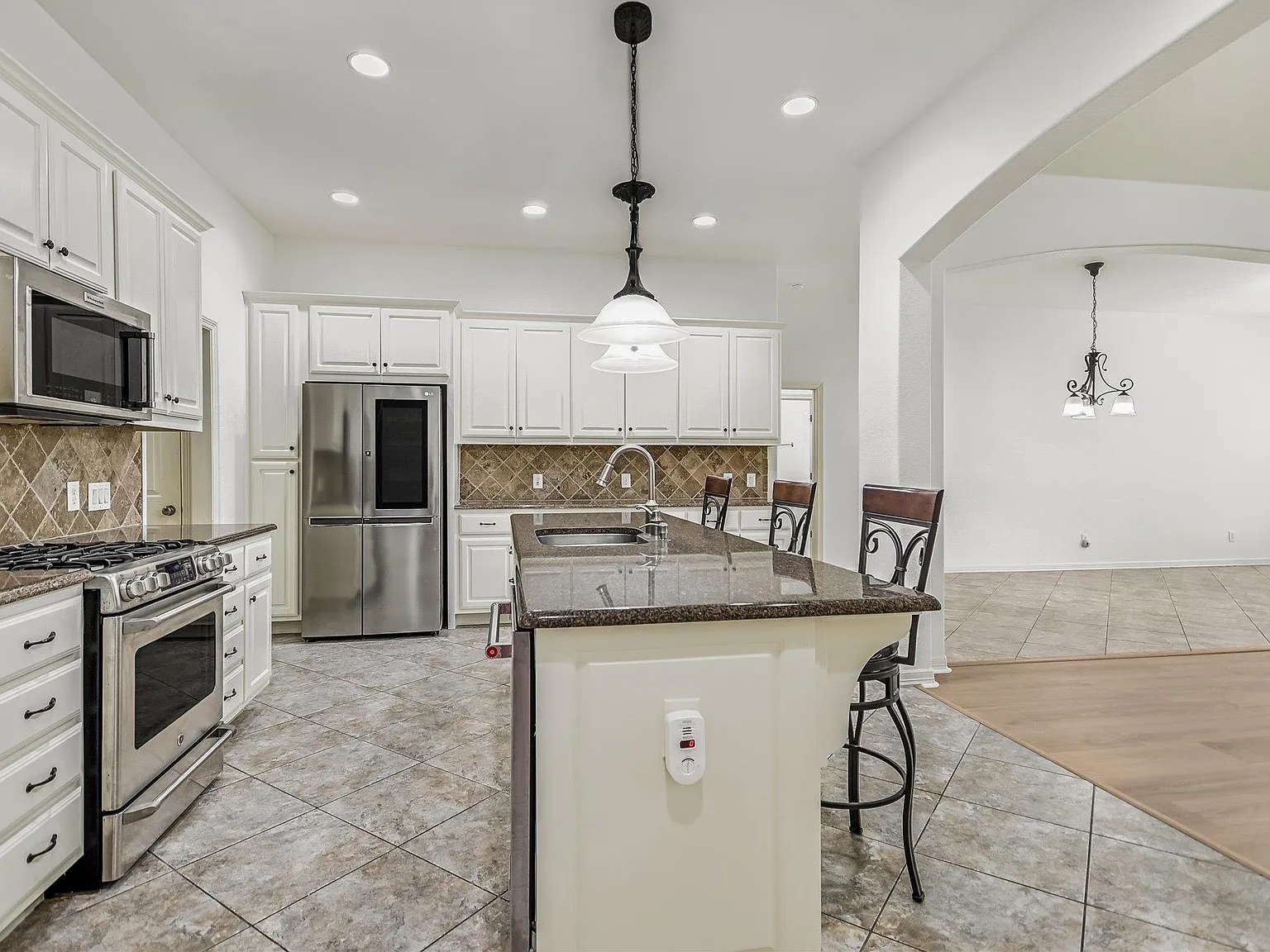 4 bed, 3.0 bath, 3044 sqft, $3,000 — Photo 3