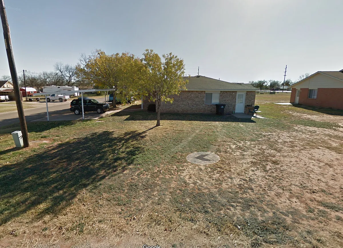 Building Photo - 304 SE Railroad St #NA