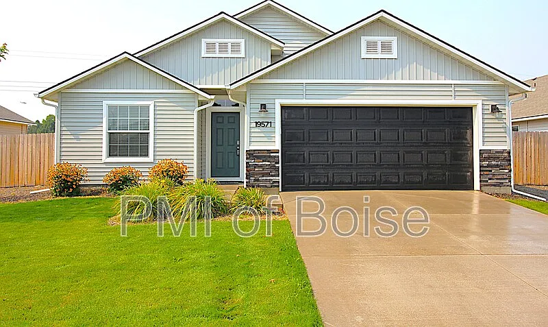 3 bed, 2.0 bath, 1699 sqft, $2,195 — Photo 2