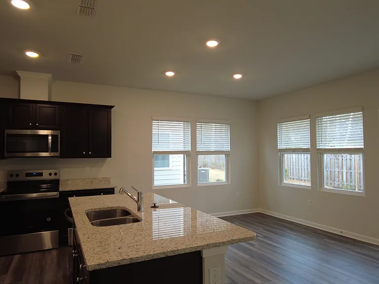 806 McKenzie Park Ter — Photo 8