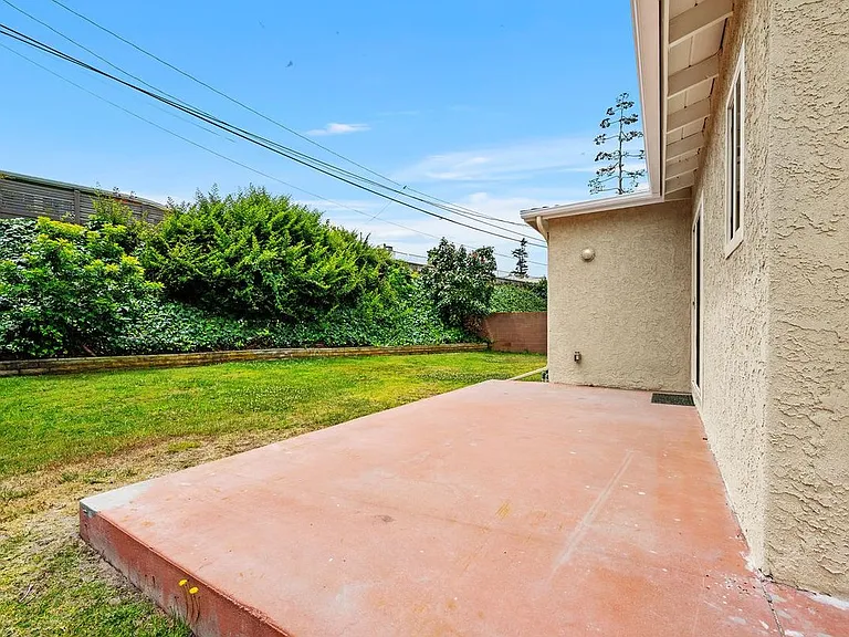 26015 Crest Rd — Photo 31