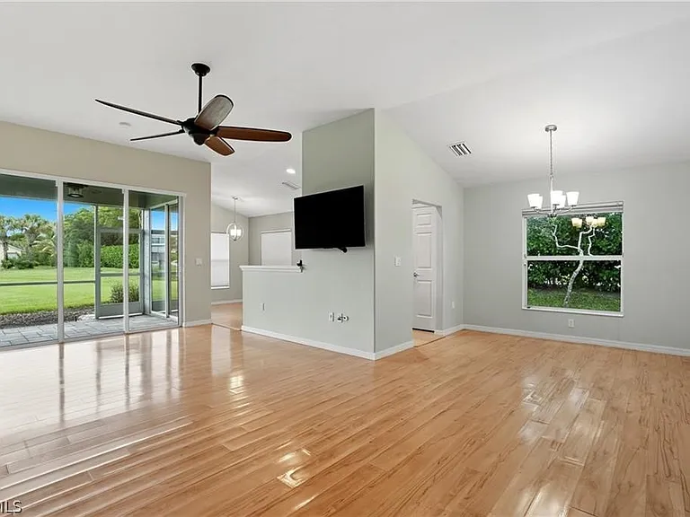 2427 Woodbourne Pl — Photo 4