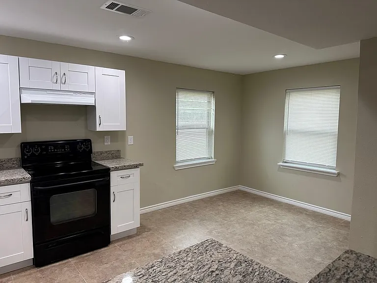 631 Live Oak Dr — Photo 5