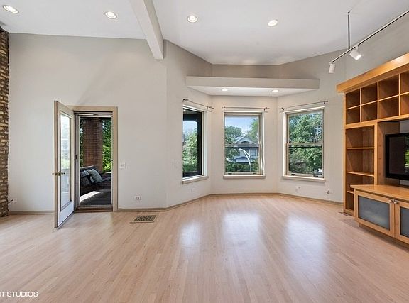 5th image of 1228 W Glenlake Ave