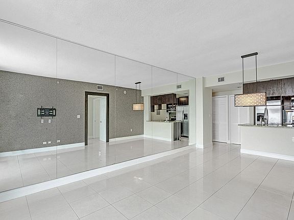 4th image of 275 NE 18th St APT 1602