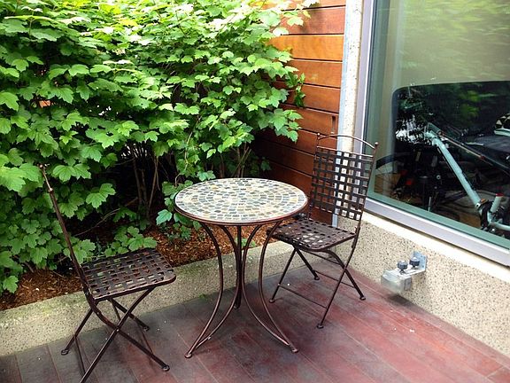 Private 100 sqft Deck