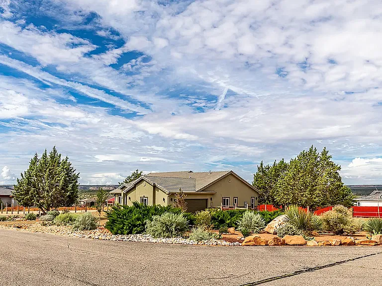 1646 S Cliff Dr — Photo 4
