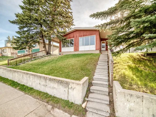 2804 W 14th St NW, Calgary, AB T2K 1H7