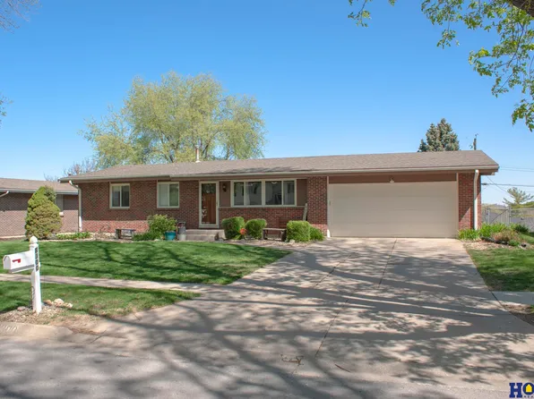 8300 Elizabeth Dr, Lincoln, NE 68505