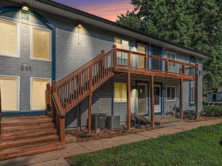 111 N Chestnut Dr — Photo 1