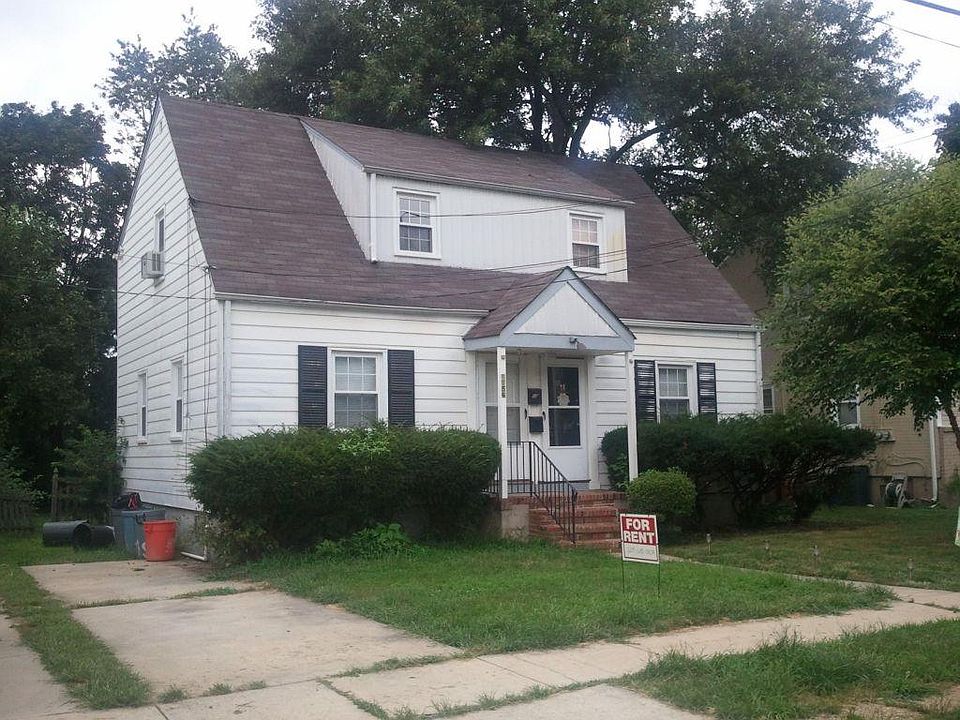 Nice front yard with parking spaces in driveway