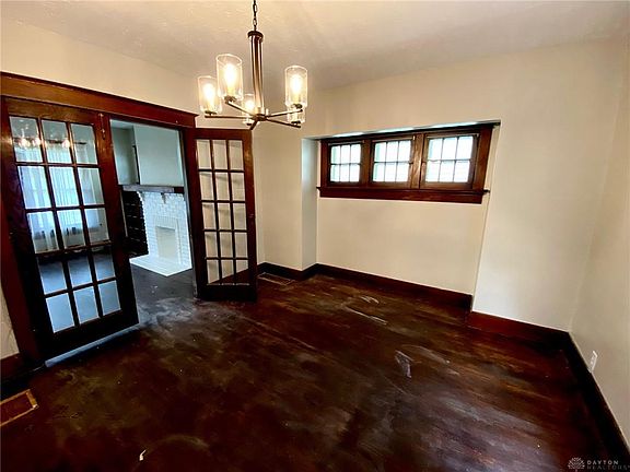 3rd image of 914 Bowen St
