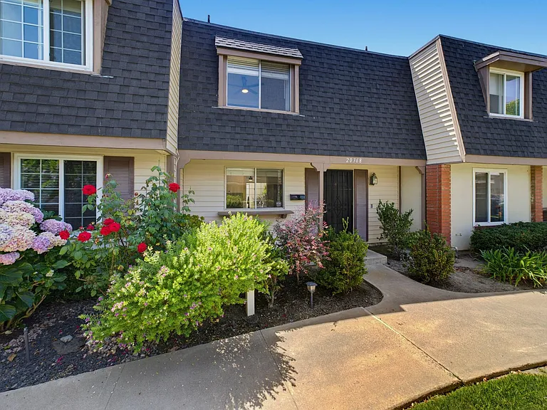 20368 Flora Ln — Photo 6