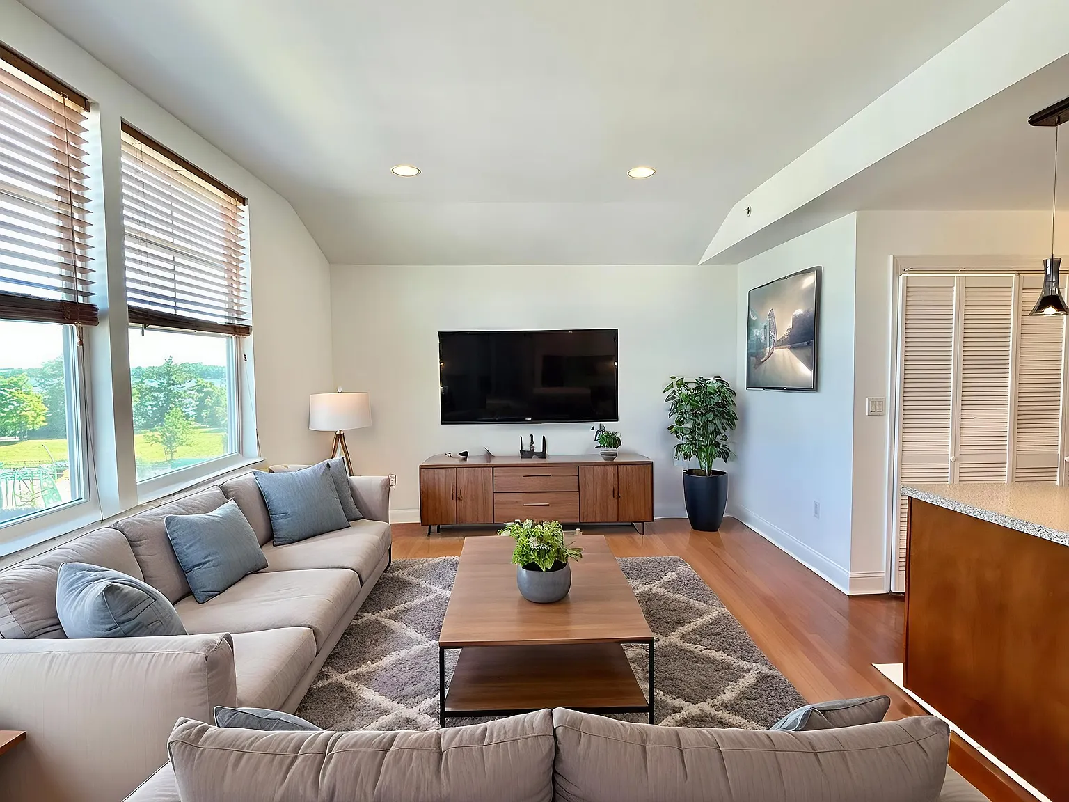 2 bed, $3,100 — Photo 1