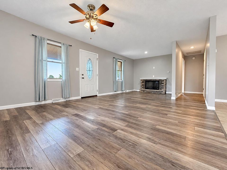 25th image of 13 Silver Maple Ln