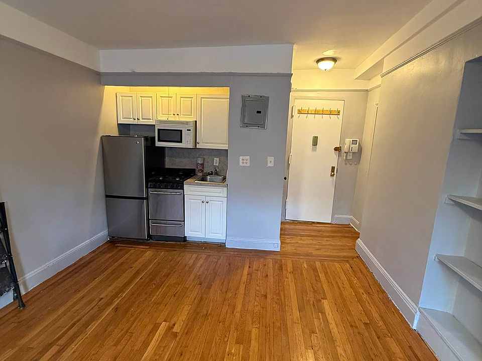 1st image of 465 W 51st St APT 3D