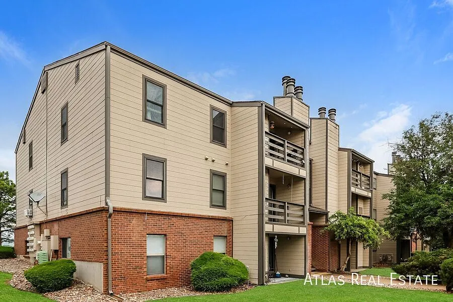 Spacious Updated 1 bedroom, 1bathroom home in Lakewood! 1 FREE Month Included — Photo 2