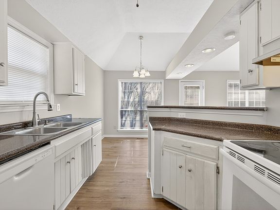 3rd image of 119 Heritage Cir