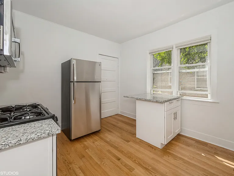 2045 N Winchester Ave #1F — Photo 3