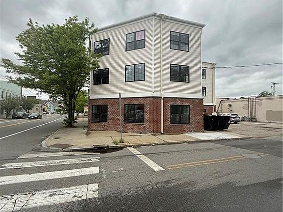 2nd image of 531 Smith St