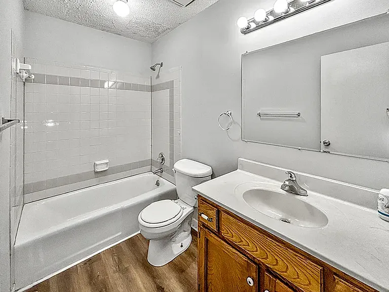 3901 SW 10th St — Photo 4