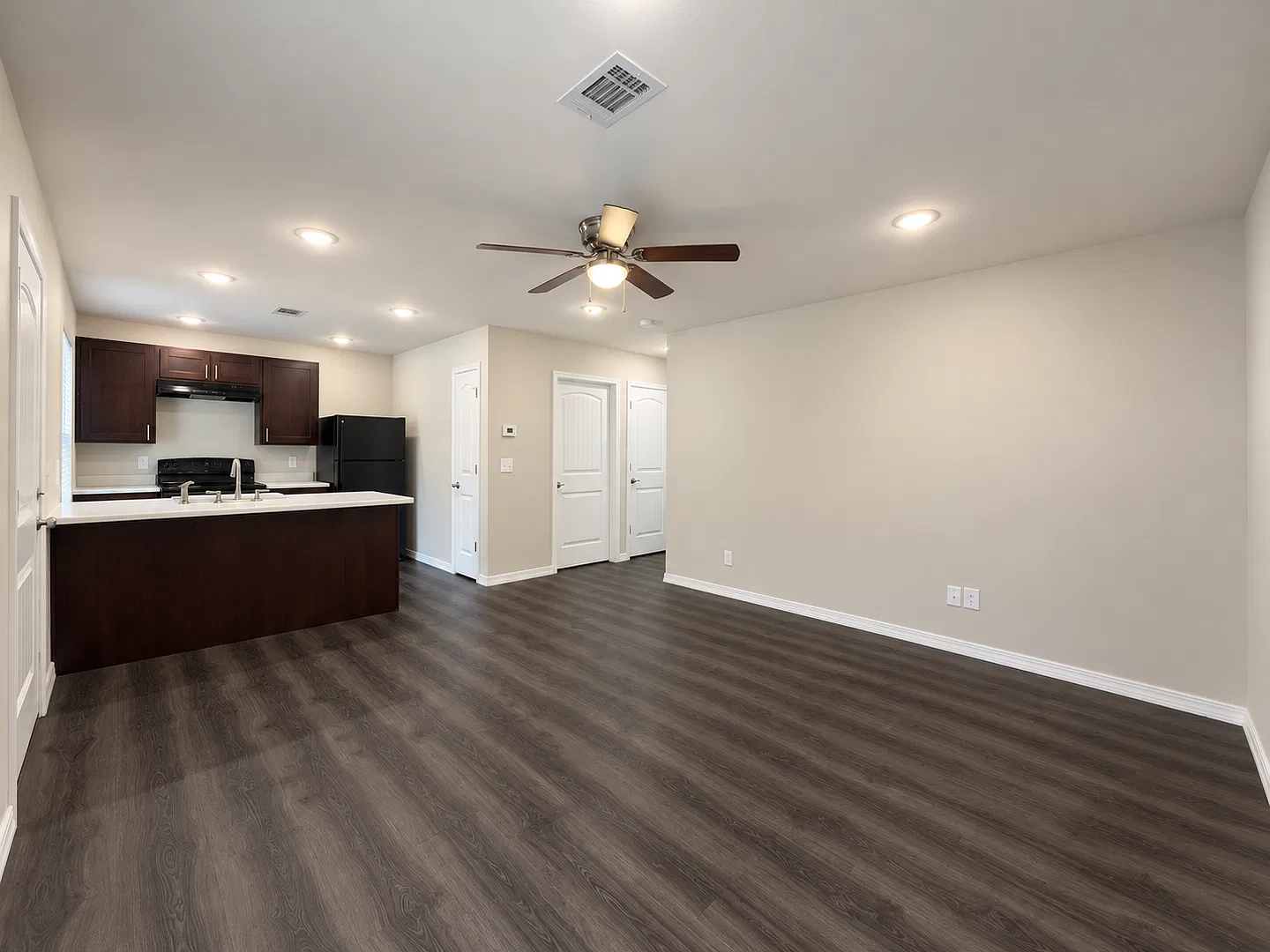 2 Bedroom/2 Bathroom Triplex Unit Southside — Photo 3