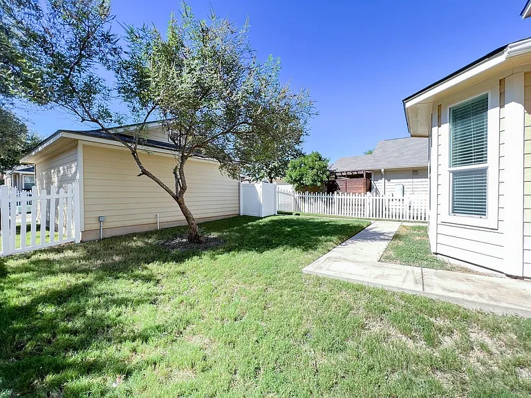 921 Heritage Springs Trl — Photo 24