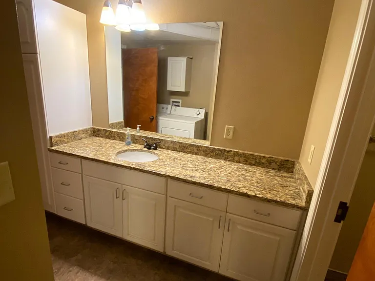 1404 Caldwell St #13 — Photo 4