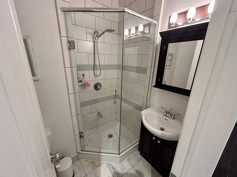 36 Coxwell Ave — Photo 14