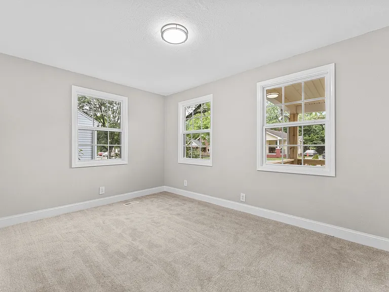 2124 Woodbine Ave — Photo 15