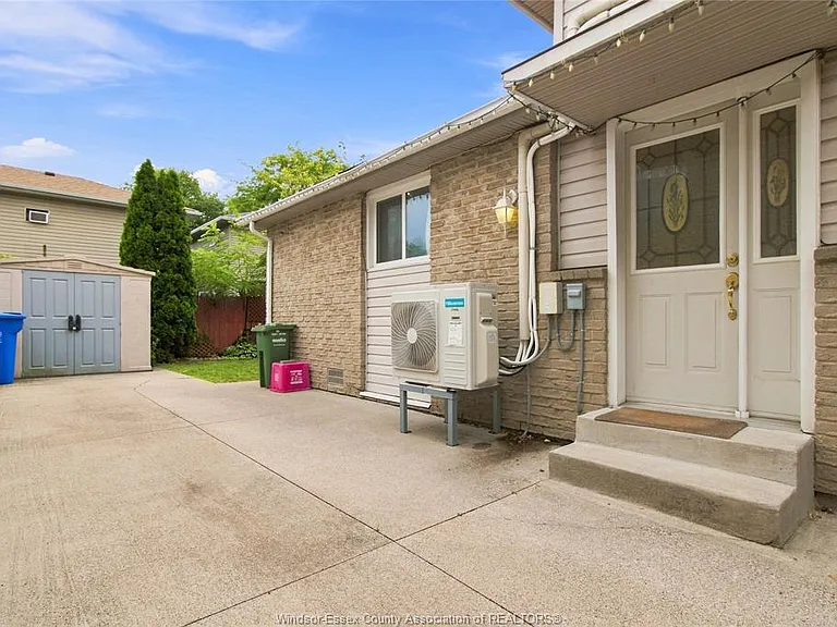 1229 Arncliffe Place — Photo 4