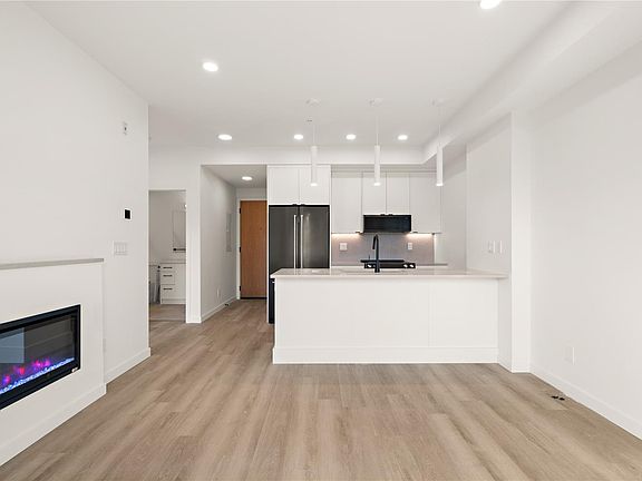 2nd image of 1102 Esquimalt Rd #412