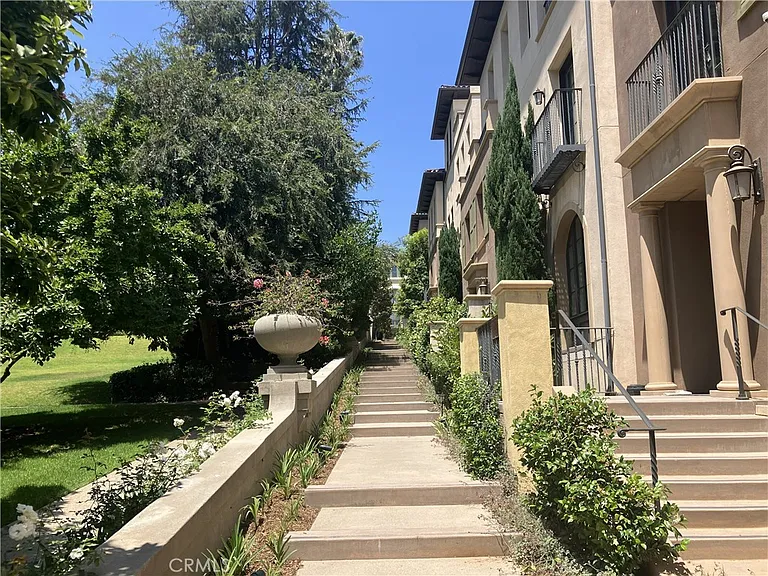 378 W Green St #131 — Photo 3